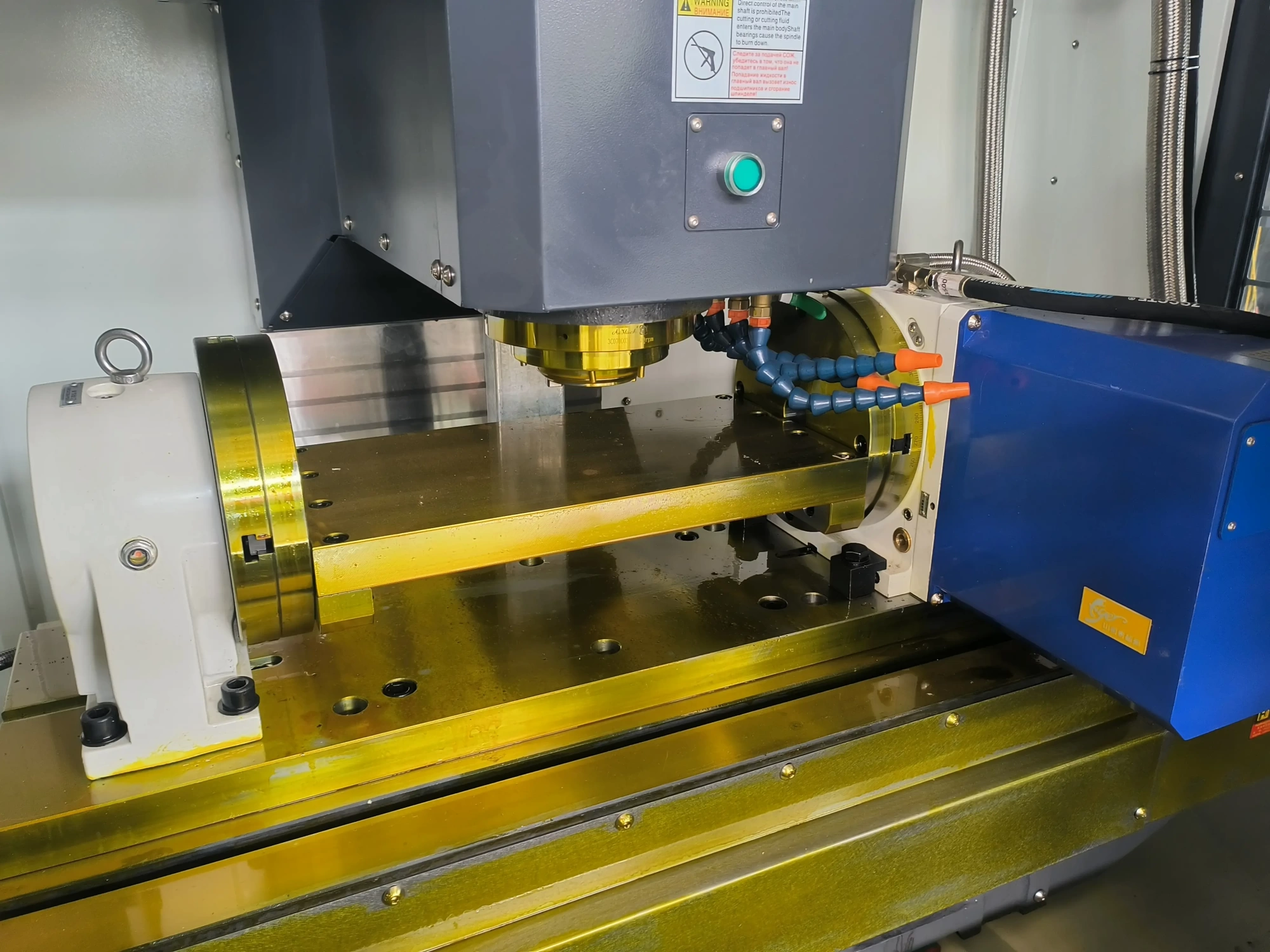 Фрезерный обрабатывающий центр с ЧПУ VMC850 (4-ая ось + конвейер + Fanuc Oi-MF tf plus)
